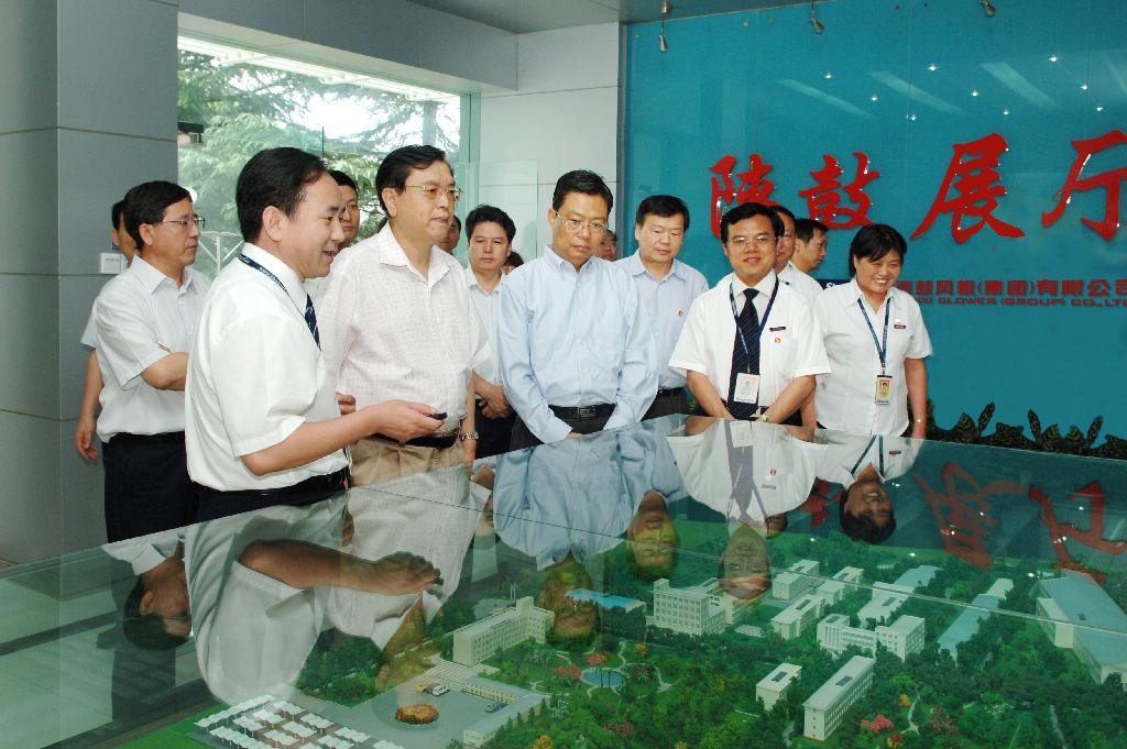 2009年省委书记赵乐际陪同国务院副总理张德江来yl23411永利视察工作