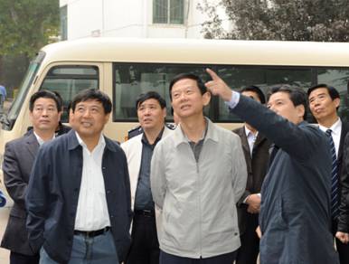 2011年集团公司董事长印建安陪同市委常委、市政法委书记丁健到yl23411永利社区视察各项工作